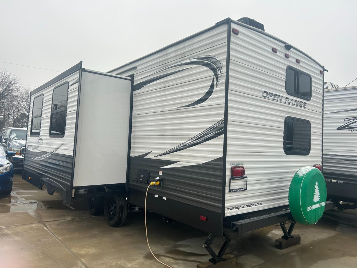 2021 White /TAN Highland Ridge RV, Inc OPEN RANGE 26BHS (58TBH0BP7M1) , located at 17760 Hwy 62, Morris, OK, 74445, 35.609104, -95.877060 - Photo#2